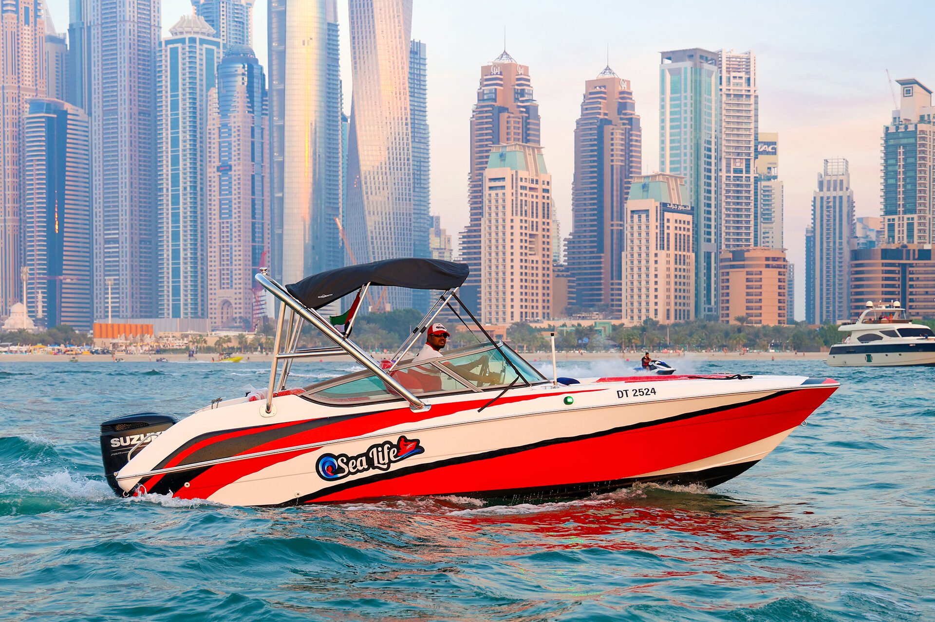 Скоростной катер в Дубае — обзорный час за 400 AED